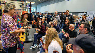 Voll, aber nicht gedrängt: So lief es an den Ständen des Guitar Summit 2025.