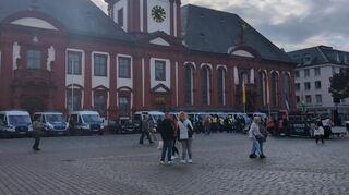 Bereits gegen 16 Uhr hatten sich zahlreiche Mannschaftswagen der Polizei vor dem Alten Rathaus postiert.