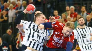 Elias Ellefsen á Skipagøtu (THW Kiel) im Zweikampf mit Simon Pytlick (SG Flensburg-Handewitt).
