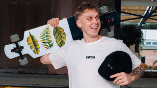 Lächeln mit Longboard: Edwin Aspenbäck beim Foto-Shooting für die neue Streetwear-Kollektion der Rhein-Neckar Löwen.Bild: Krause