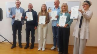 Die „Erzähl mir was“-Gewinner 2025 (v.l.): Peter Mudra, P.M.L. Müller, Annika Reinhardt, Andreas Salewski, Regina Rothengast und Bettina Franke