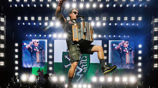 „Ein Hulapalu auf uns“: Andreas Gabalier dreht in der ausverkauften Mannheimer SAP Arena voll auf.