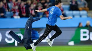 Dieser Mann sorgte für eine kurze Spielunterbrechung.