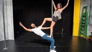 Brandheiße Pole-Nummer an der Feuerwehr-Rutschstange: Ali Raki-Turp und Helena Fuladdjusch,