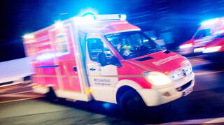 Ein Jugendlicher musste am Samstag in ein Krankenhaus gebracht werden, nachdem er in Ludwigshafen von fünf unbekannten Tätern angegriffen wurde.