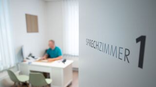 Soll eine Krankschreibung wirklich erst nach dem vierten Tag nötig sein? Die Arbeitgeber sind dagegen.