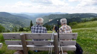 Auch im hohen Alter noch fit genug für die Wandertour in den Bergen sein: Dafür können wir schon in jungen Jahren etwas tun. (Symbolbild)