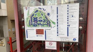 Wegweiser durchs Mannheimer Klinikum. Ab Januar dürfte sich zumindest mal der Name links oben ändern. Es ist dann eine Außenstelle der Heidelberger Universitätsmedizin.