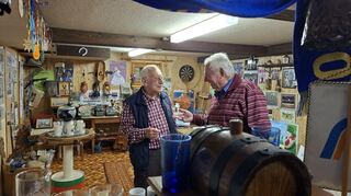 Manfred Kopp (l.) und Volker Schneider diskutieren, wie sie ein Heimatmuseum für Hirschberg voranbringen können.