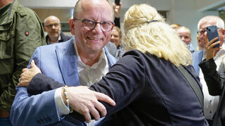 Der Wahlsieger der Stichwahl zum Oberbürgermeister von Ludwigshafen: Klaus Blettner (l, CDU/FWG), nimm Gratulationen entgegen.