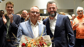 Jens Peter Gotter (links) gratuliert Wahlsieger Klaus Blettner zum Sieg.