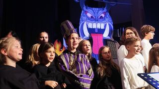 Die schwarzgekleideten Götzenpriester erweisen sich als Betrüger