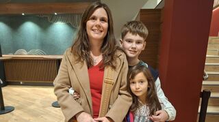 Nadine ist mit Sohn Louis und Tochter Etta da. Ihnen gefällt das Ambiente.