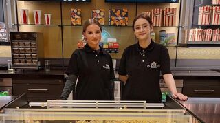 Julia (links) und Vlada verwöhnen die Gäste mit Popcorn.
