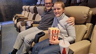 Dion und Ann-Kathrin wohnen in der Nähe. Sie finden das Kino schön gemütlich.