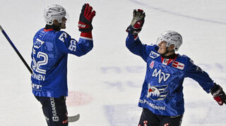 Gut gemacht: Nicolas Mattinen (l.) klatscht nach dem 4:3-Erfolg nach Penaltyschießen über München mit Teamkollege Zach Solow ab.