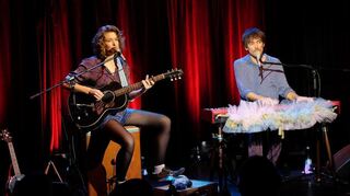 Lucie Mackert und Peter Fischer, alias Musikkabarett-Duo Mackefisch, präsentieren in der Mannheimer Klapsmühl‘ am Rathaus ihr „Komplizirkus“-Programm.