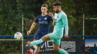 Groß-Rohrheims Manzur Hassanzada (r.), hier gegen Biblis Klevis Gashi, hat nach Anlaufschwierigkeiten seine Treffsicherheit gefunden.