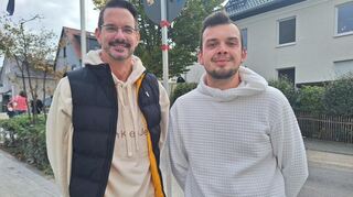 David (links) und Marco nutzen die Halle vom Karnevalsverein Insulana
