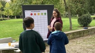 Eva Wagenblaß vom Mannheimer Stadtjugendring informierte die Neckarauer Kinder über ihr Mitspracherecht.
