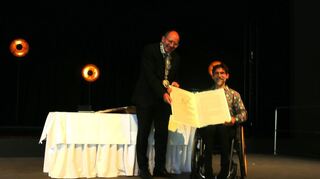 OB Christian Specht überreicht Mitbegründer Fabian Dirla die Urkunde.
