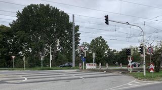 Auch die stadtauswärts gesperrte Autospur ist wieder frei, an die Arbeiten erinnern nur noch einzele Barken.