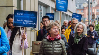 Spaziergang für Demokratie bewegt sich Richtung Mannheimer Stadthaus.