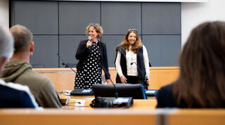 Diana Pretzell und Frauke Kühnl begrüßen Teilnehmer im Gemeinderatssaal.