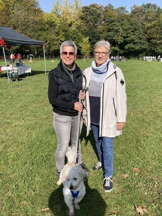 Erfolgsstory: Inka Weinbrenner (l.) und Barbara Strate aus Schriesheim haben Rüde Tobi beim ersten Bark Date Ende Mai in Heidelberg kennengelernt. Inzwischen ist das Trio ein harmonisches Team.