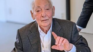 Beim Eintrag ins Goldene Buch der Stadt 2023 wirkt Egon Lackner lebhaft und gesprächig.