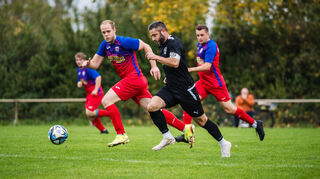 Bürstadts Kapitän Nadir-Volkan Celikkan (Mitte, schwarzes Trikot) wird verfolgt von den NoWa-Spielern Matteo Frey (links) und Austen Bedford.