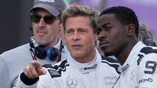 Bild von den Dreharbeiten im Sommer 2023 in Silverstone: Brad Pitt (Mitte) spricht mit Schauspielkollege Damson Idris (rechts). (Archivbild)