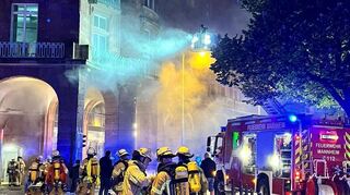 Löscharbeiten an einem Mehrfamilienhaus am Friedrichsplatz.