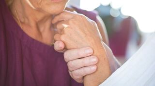 Eine Frau hält die Hand ihres an Demenz erkrankten Mannes. Neu nachgedacht wird derzeit über die Einordnung der verschiedenen Fälle in die Pflegeversicherung.
