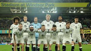 Die DFB-Elf stellt sich zum Team-Foto im Windsor Park.