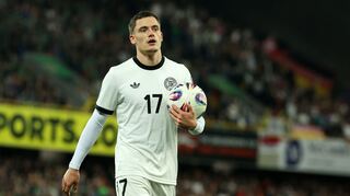 Florian Wirtz trägt den Ball zu einer Ecke.