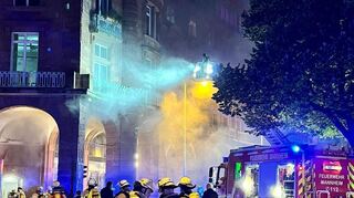 Löscharbeiten an einem Mehrfamilienhaus am Friedrichsplatz.