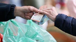 Je höher die Inflationsrate, umso weniger können sich die Menschen für einen Euro leisten. (Archivbild)