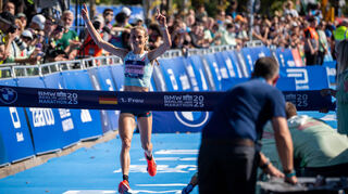 Fabienne Königstein kommt als beste Deutsche und beste Europäerin beim Berlin-Marathon ins Ziel.