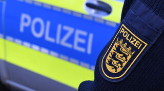 ARCHIV - 03.12.2024, Baden-Württemberg, Stuttgart: Das Logo der Polizei auf der Dienstkleidung eines Beamten. (zu dpa: «Fußgängerin von Bus erfasst und getötet»)