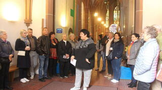 Birgit Käser erklärt bei der Kirchenführung die Besonderheiten der Apostelkirche in Viernheim.