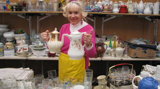 Barbara Unnewisse an ihrem Stand „Haushalt – zerbrechlich“ beim DAFAK-Pfennigbasar in Mannheim im Februar 2025 (Archivbild).