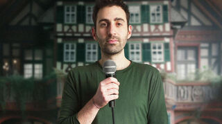 Comedian Fabi Rommel spielt sein Programm „Daheim“.