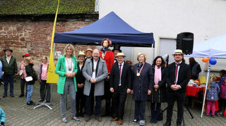 Die „Kerwe-Freunde“ stehen auf dem Kirchplatz bei der Seckenheimer Kerwe im vergangenen Jahr.