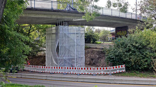 Dieser Stützpfeiler wird mit einer zusätzlichen Beton-Umhüllung verstärkt. Korrosionsschäden im Spannbeton hatten im Sommer 2024 zur Sperrung der Rampe geführt.