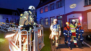 Bei der Feuerwehrübung in Ilvesheim kam auch eine Drehleiter zum Einsatz.