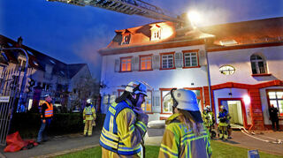 Bei der Übung der Ilvesheimer Feuerwehr mussten die Brandschützer einen fiktiven Brand im Ökonomiegebäude der Schlossschule löschen.