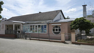 Für die in die Jahre gekommene katholische Kita Mariä Verkündigung in der Lampertheimer Hagenstraße soll auf dem Kirchengrundstück (hinten im Bild) ein Neubau mit mehr Plätzen errichtet werden.