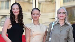Maria Ehrich (l-r), Sonja Gerhardt und Annette Hess beim Photocall der TV-Serie «Ku’damm 77» in Cannes.