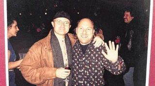 Hängt gerahmt bei Hans-Jürgen Topf zuhause: Ein Foto von ihm und dem Musiker Phil Collins, dessen Wäsche er auch schon gewaschen hat.